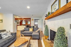 Boone Vacation Rental w/ Private Hot Tub & Deck