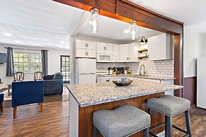 Boone Vacation Rental w/ Private Hot Tub & Deck