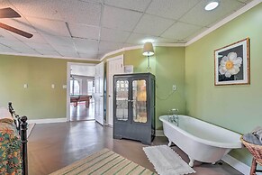 Scenic Pet-friendly House w/ Private Hot Tub!