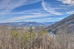 Scenic Pet-friendly House w/ Private Hot Tub!