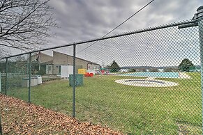 < 7 Mi to Slopes: Inviting Pocono Mtn Retreat!