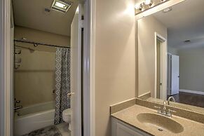 Baton Rouge Townhome w/ Pool Access - 7 Mi to Lsu!