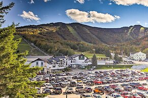 Killington Condo w/ Spa ~ 3 Miles to Ski Resort!