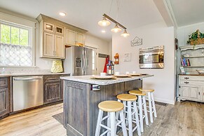 Lavish House w/ Patio - 2 Blocks to Green Lake!