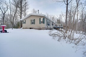 Tranquil Cabin Getaway Near Red Cedar Lake!