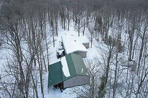 Tranquil Cabin Getaway Near Red Cedar Lake!