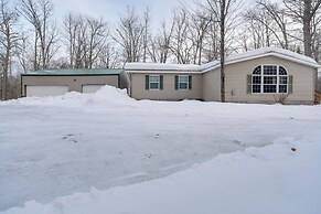 Tranquil Cabin Getaway Near Red Cedar Lake!