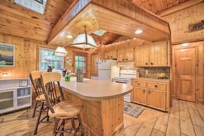 Fire Pit & Grill: Cozy Cabin in Lake Toxaway!