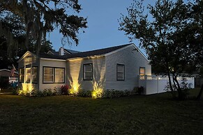 Tampa Bay Area Cottage w/ Gas Grill and Fire Pit!