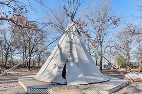 Kingston Home w/ Pickleball: Steps to Lake Texoma!