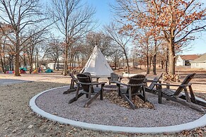 Kingston Home w/ Pickleball: Steps to Lake Texoma!