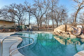 Kingston Home w/ Pickleball: Steps to Lake Texoma!