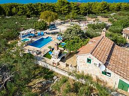 Holiday Home for up to 7 Pool Countryside by sea