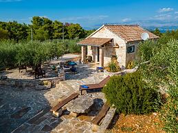 Holiday Home for up to 7 Pool Countryside by sea