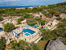 Holiday Home for up to 7 Pool Countryside by sea