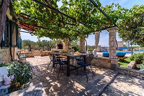 Holiday Home for up to 7 Pool Countryside by sea