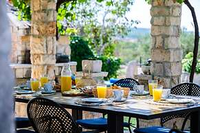 Holiday Home for up to 7 Pool Countryside by sea