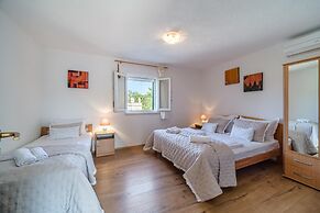 Holiday Home for up to 7 Pool Countryside by sea