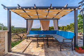 Holiday Home for up to 7 Pool Countryside by sea