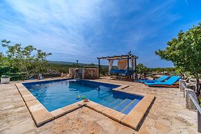 Holiday Home for up to 7 Pool Countryside by sea