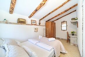 Holiday Home for up to 7 Pool Countryside by sea