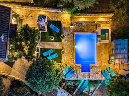 Holiday Home for up to 7 Pool Countryside by sea