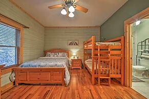 'the Cozy Bear Cabin: Upscale Deck & Mtn Views!