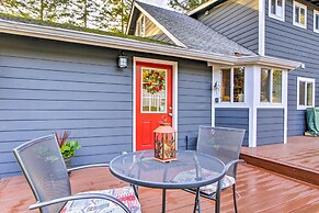 Peacock Hill Retreat on 1 Acre, 1 Mi to Harbor