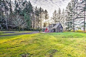 Peacock Hill Retreat on 1 Acre, 1 Mi to Harbor