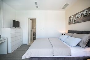 Stunning Villa Avalon for 9 Pool 2 Mins to Beach