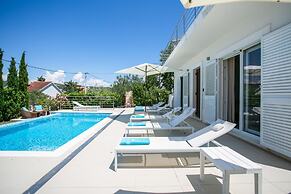 Stunning Villa Avalon for 9 Pool 2 Mins to Beach