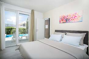 Stunning Villa Avalon for 9 Pool 2 Mins to Beach