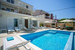 Stunning Villa Avalon for 9 Pool 2 Mins to Beach