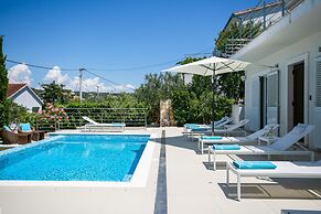 Stunning Villa Avalon for 9 Pool 2 Mins to Beach