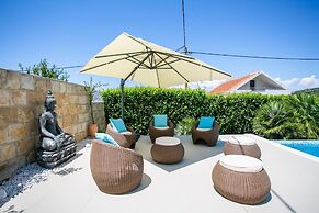 Stunning Villa Avalon for 9 Pool 2 Mins to Beach