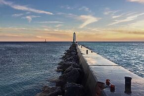 Elegant Stone Cottage: Steps to Crystal Lake Beach