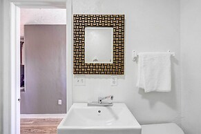 Charming Montrose Family Home: Block to Downtown!