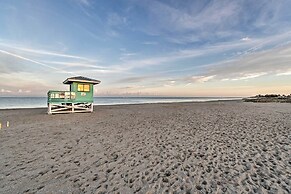 Central Venice Apartment w/ Balcony, Walk to Beach