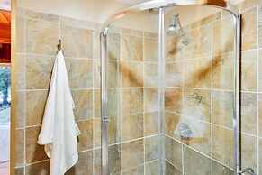 The Fusion Retreat on 4 Acres: Hike On-site!