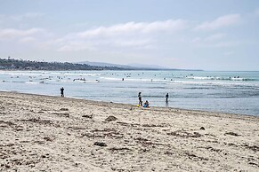 Cozy-chic Condo: Walk to Beach & Park!