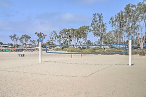 Cozy-chic Condo: Walk to Beach & Park!