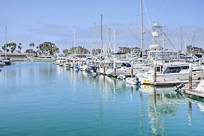 Cozy-chic Condo: Walk to Beach & Park!