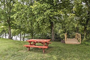 Mountain Home Cottage w/ Deck on White River!
