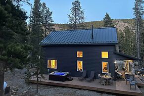 1 Mi to St Marys Glacier Trail: Modern Mtn Cabin!