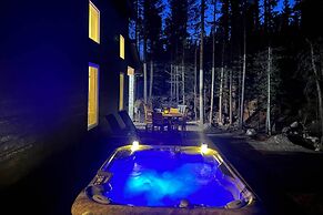 1 Mi to St Marys Glacier Trail: Modern Mtn Cabin!