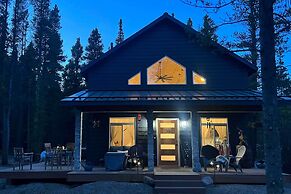 1 Mi to St Marys Glacier Trail: Modern Mtn Cabin!