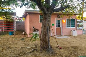 'the Goat Hut' Studio Casita: 11 Mi to Strip!