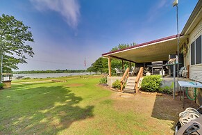 Cozy Lake Eufaula Hideaway w/ Fire Pit & Hot Tub!