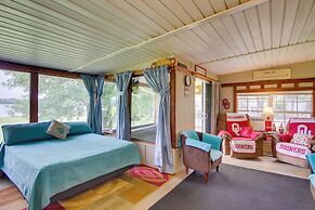 Cozy Lake Eufaula Hideaway w/ Fire Pit & Hot Tub!