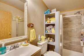 Cozy Lake Eufaula Hideaway w/ Fire Pit & Hot Tub!